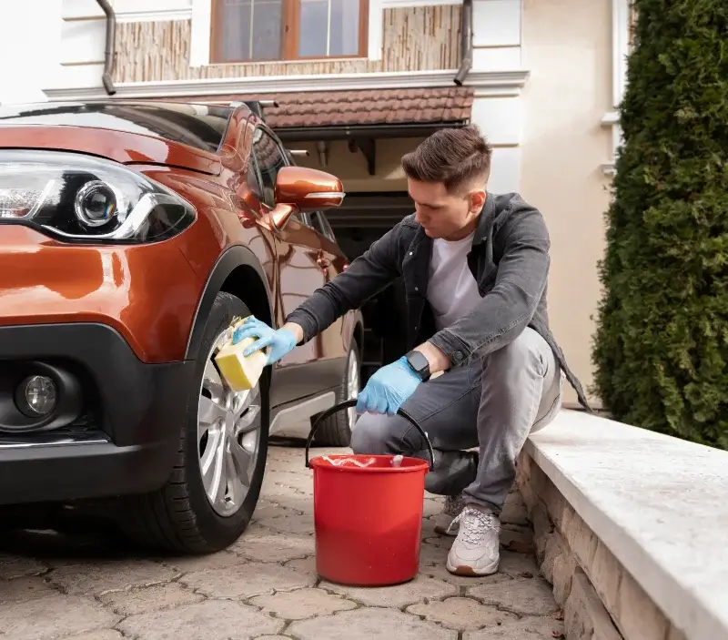 Lavage auto à domicile Saint-Michel-Tubœuf : professionnel intervenant sur un véhicule